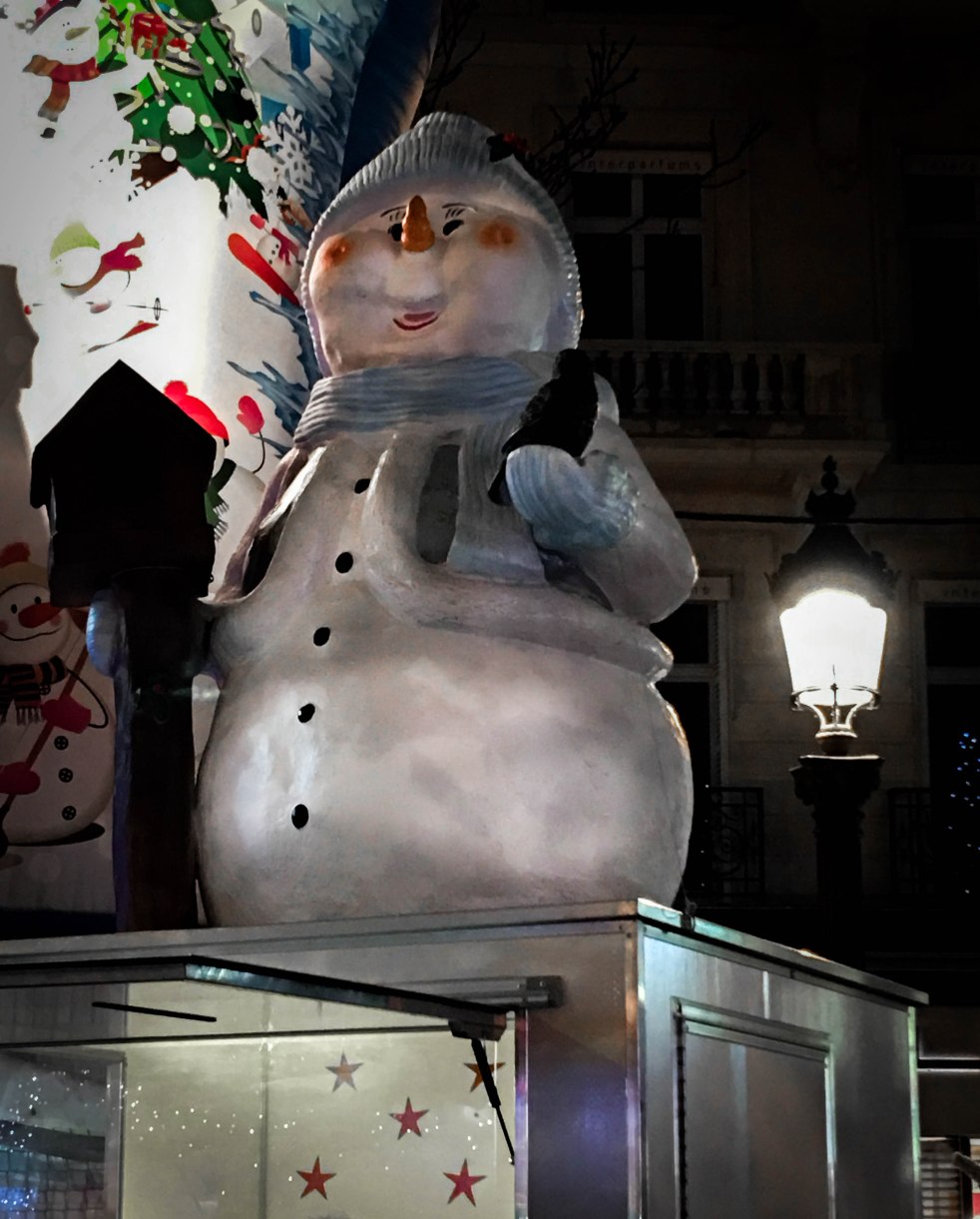 champs-elysees-paris-christmas-snowman